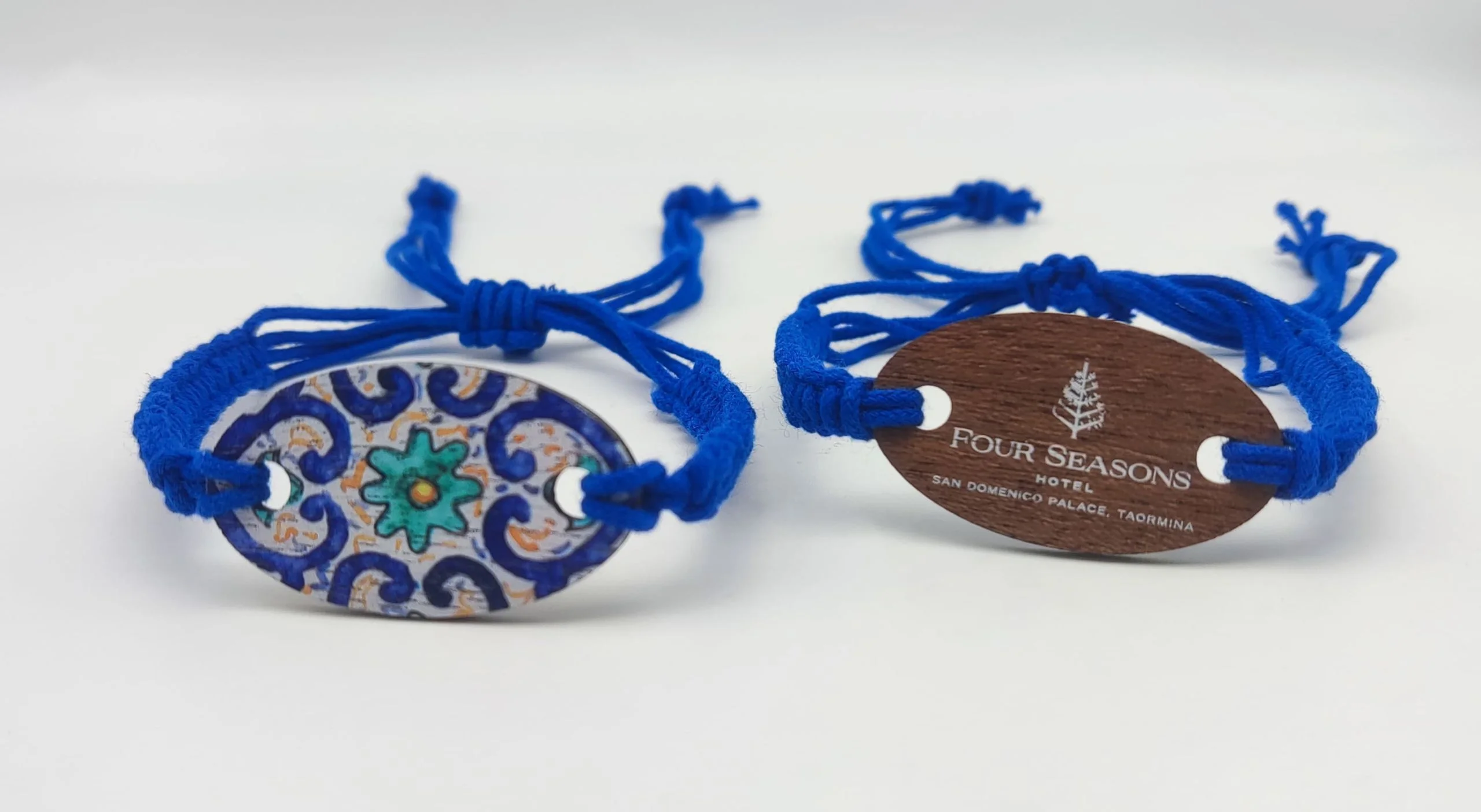 Pulsera RFID inspirada en cerámica mediterránea con motivos sicilianos y marca Four Seasons